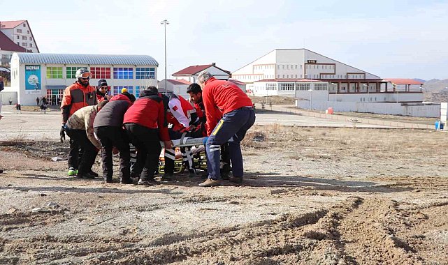 Kayak yaparken ayağı kırıldı, imdadına ambulans helikopter yetişti