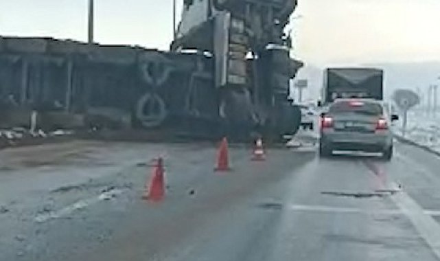 Kayganlaşan yolda meyve yüklü tır devrildi: 1 yaralı