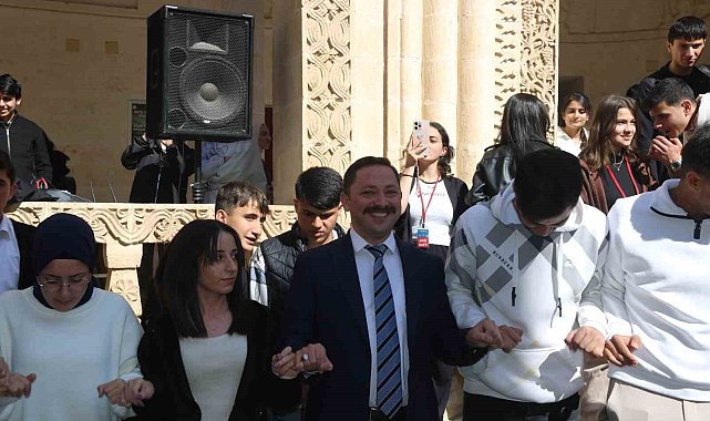 Kaymakam başa geçti, metrelerce uzunlukta halay çekildi