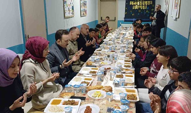 Kaymakam Bayram ve eşi öğrencilerle iftar yaptı
