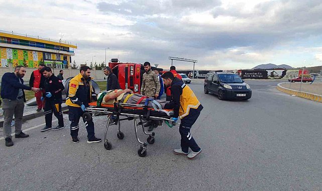 Kayseri'de ilginç kaza: Üzerindeki yük kamyoneti devirdi