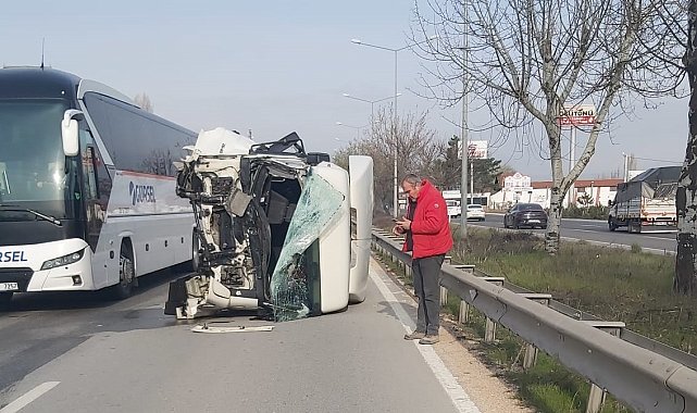 Kazada şoför kabini kopan tırın sürücüsü yaralandı