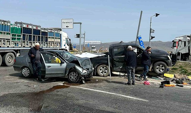 Kırıkkale'de otomobil ile pikap çarpıştı: 3 yaralı