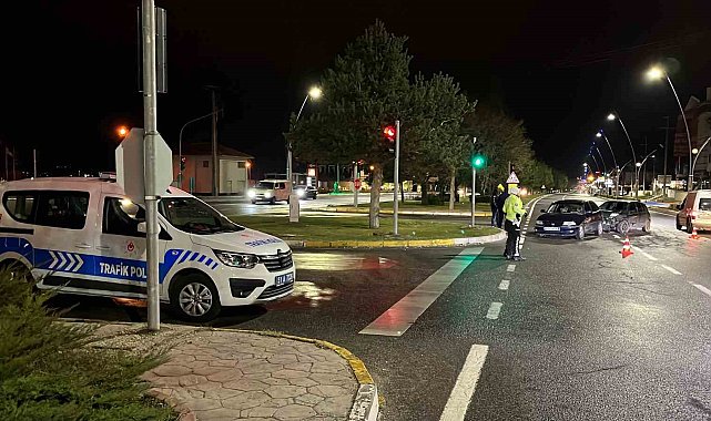 Kırmızı ışık ihlali kazaya neden oldu: 2 kişi yaralandı