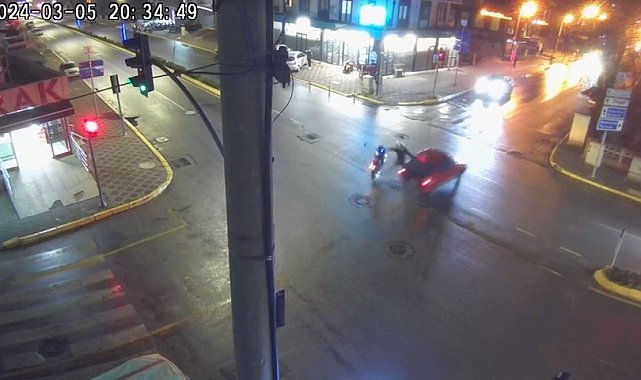 Kırmızı ışık ihlali yapan motosikletli otomobil ile böyle çarptı