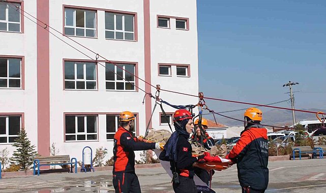 Kırşehir'de gerçeğini aratmayan deprem tatbikatı