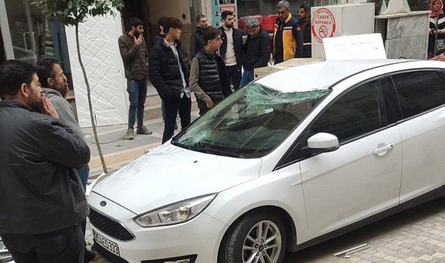 Kızıltepe'de inşaatın önünden geçen çocuğun üzerine ahşap kapı düştü