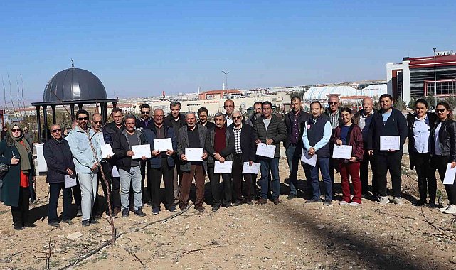 KMÜ'lü akademisyenlerden çiftçilere budama eğitimi
