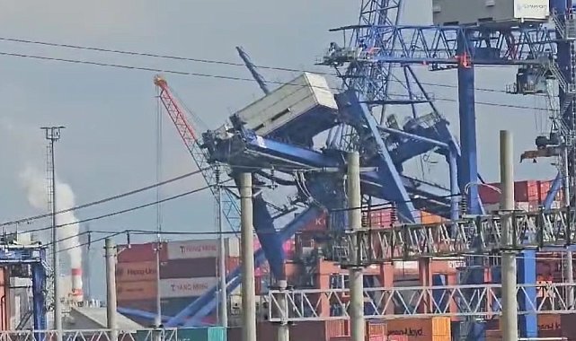 Kocaeli'de uluslararası limanda 3 yükleme vinci devrildi, çok sayıda ekip bölgeye sevk edildi