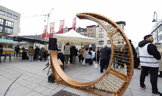 Köln'de caddeler ilk kez Ramazan ayına özel ışıklandırıldı