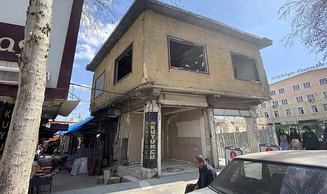 Kolonları kırılan ağır hasarlı yapı vatandaşları korkutuyor