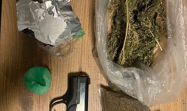Konteynerde ruhsatsız tabanca ve uyuşturucu ele geçirildi