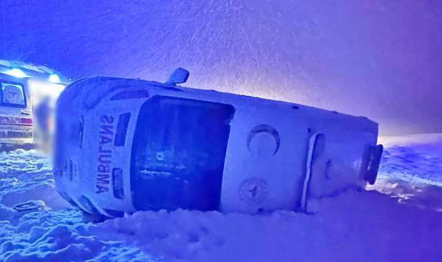 Kontrolden çıkan ambulans devrildi