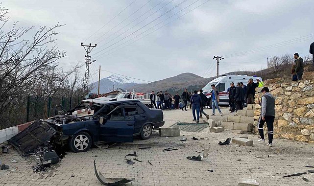 Kontrolden çıkan otomobil okulun bahçesine daldı