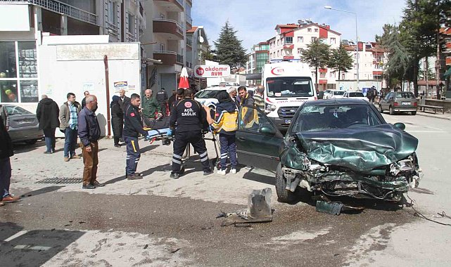 Konya&#039;da 2 otomobil çarpıştı: 3 yaralı