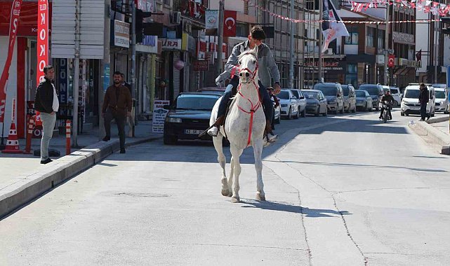 Konya'da caddede atla gezintiye çıktı