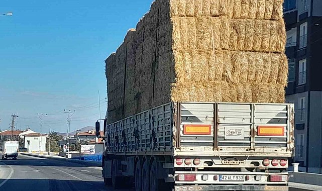Konya'da çadırsız balya yüklü tırın tehlikeli yolculuğu