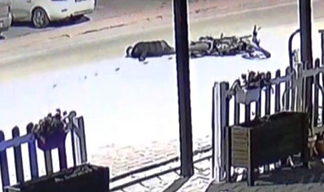 Konya'da motosikletlerin kafa kafaya çarpıştığı anlar güvenlik kamerasında