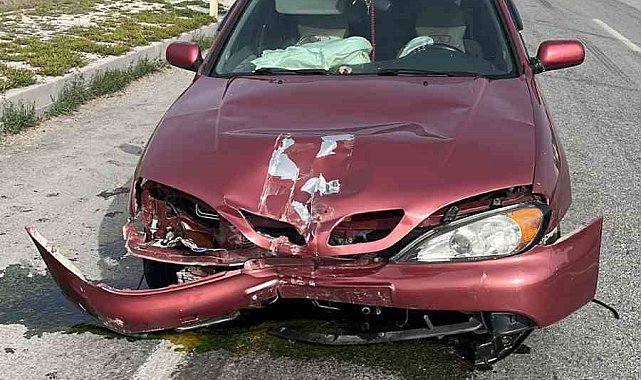 Konya&#039;da otomobil kaldırıma çarptı: 5 yaralı