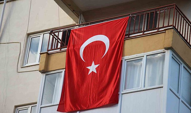 Konya'daki kazada şehit olan Uzman Çavuş Güven'in evine Türk bayrağı asıldı
