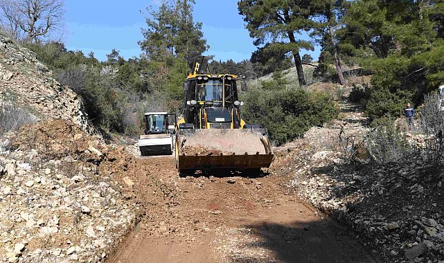 Konyaaltı'da bozuk yollarda hummalı çalışma