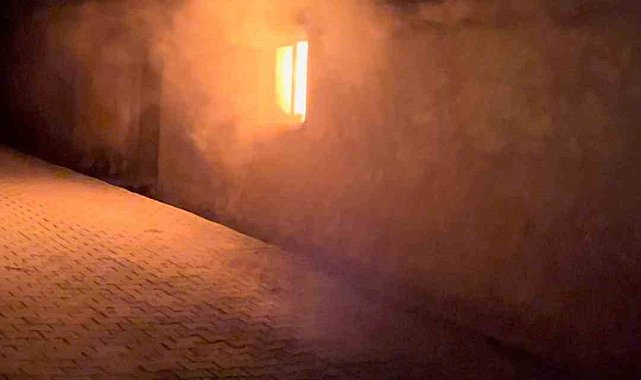 Köy evi alevlere teslim oldu: 2 yaralı