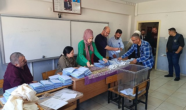 Kozan'da sandıklar açıldı, oy sayımı başladı