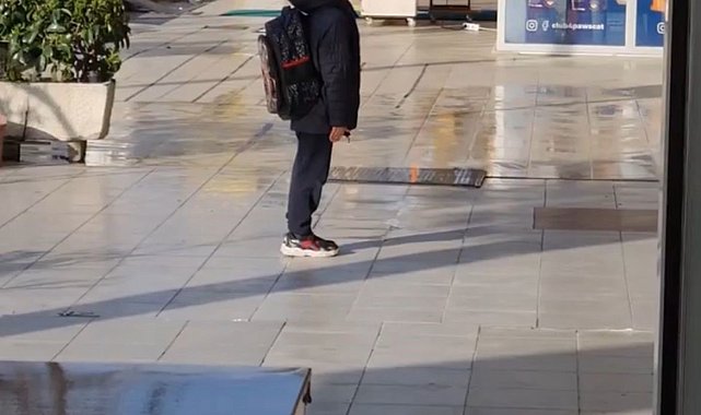 Küçük çocuk Türk bayrağının karşısına geçip İstiklal Marşı okudu