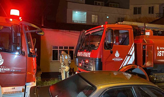 Küçükçekmece'de 2 katlı binanın giriş katında korkutan yangın: 2 yaralı