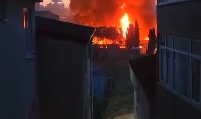 Küçükçekmece'de fabrikadan alevler yükseldi: Faciadan dönüldü