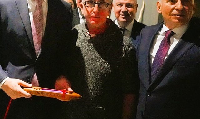 Kültür Bakanına kara tezgah mekiği ve Buldan şalı hediye edildi