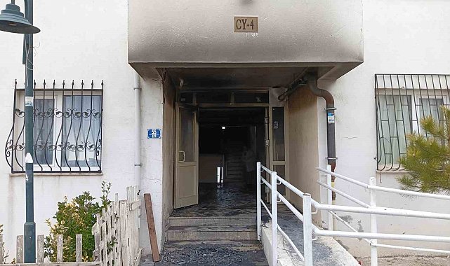 Kundaklanan apartmandan sızan dumanlar iki kişiyi hastanelik etti