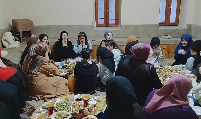 Kur'an kursu öğrencileri üniversite öğrencileriyle iftarda bir araya getirildi