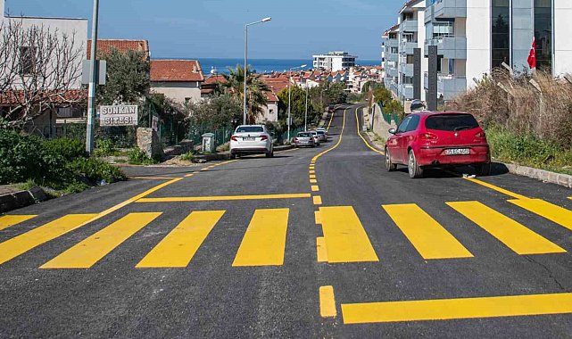 Kuşadası'nda yol yapım çalışmaları devam ediyor
