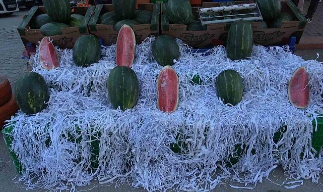 Kütahya'da yılın ilk karpuzu dilimle satılıyor