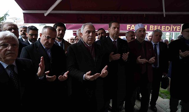 Kutsal emanetlerden Hırka-i Şerif ziyarete açıldı