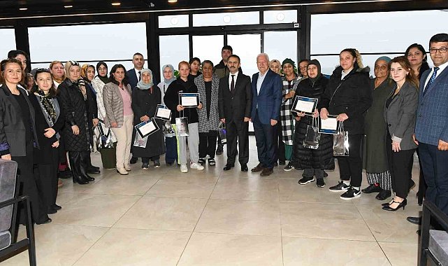 Lapseki'de Budama Eğitimini tamamlayan kadınlar sertifikalarını aldı