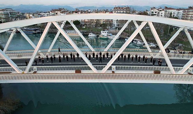 Manavgat Belediyesi'nden Kadınlar Günü'nde köprü üstünde halaylı kutlama