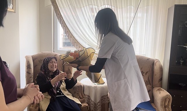 Manisa Şehir Hastanesinden 101 yaşındaki kadına ziyaret