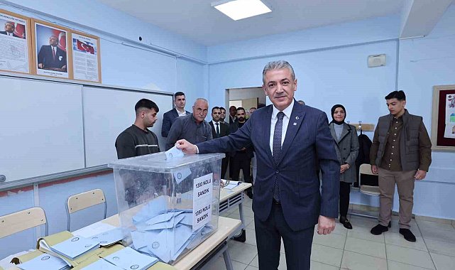 Mardin Valisi Tuncay Akkoyun eşi ve oğluyla birlikte oyunu kullandı