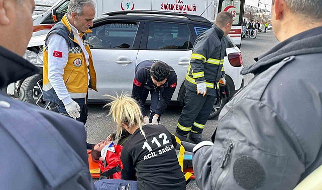 Mardin'de iki otomobil çarpıştı: 2 yaralı