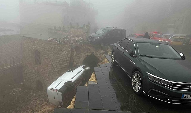 Mardin&#039;de yağış sonrası yol çöktü: 2 araç hasar gördü