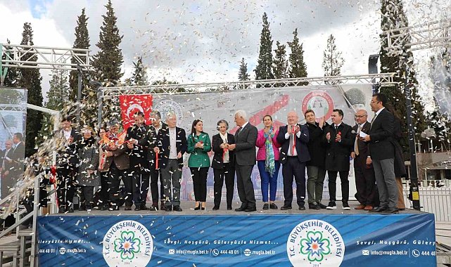 Menteşe Kent Meydanı hizmete açıldı