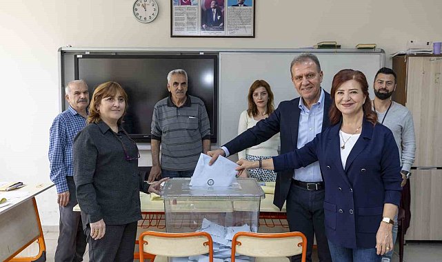 Mersin'de büyükşehir belediye başkan adayları oylarını kullandı