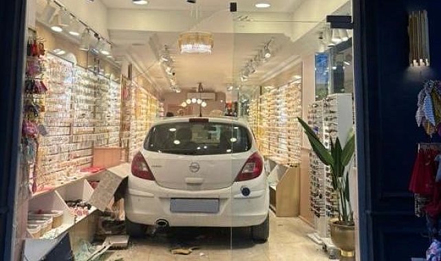 Mersin'de kontrolden çıkan otomobil bijuteri dükkanına daldı