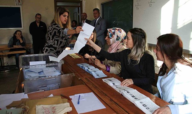 Mersin'de oy sayım işlemi devam ediyor
