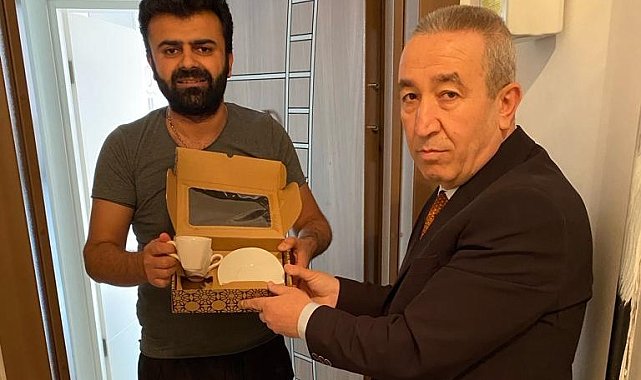 Merzifonlu muhtar adayından mahalleliye 3 bin kahve fincanı takımı