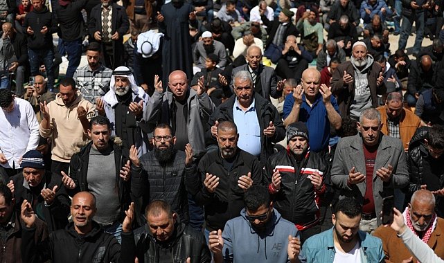 Mescid-i Aksa'da cuma namazında 125 bin Müslüman saf tuttu
