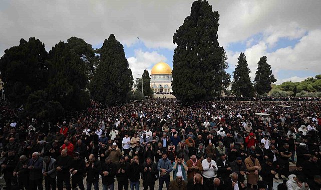 Mescid-i Aksa'da Ramazan ayının ikinci cuma namazında 120 bin Müslüman saf tuttu