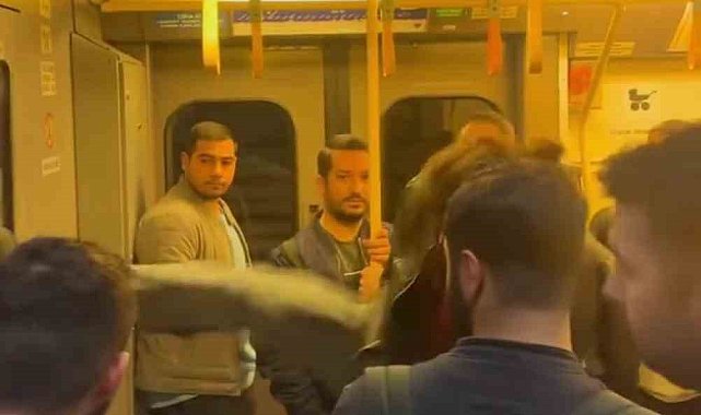 Metro kapılarını tekmeleyip makinisti dövmeye kalktılar